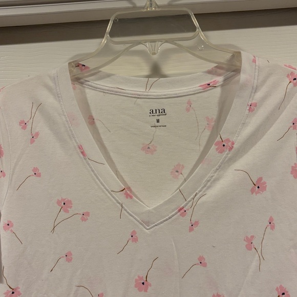 A.N.A Women's White and Pink Floral V-Neck Top t shirt size M new - Picture 2 of 5